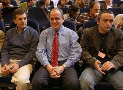 Joseba Egibar, entre Jon Jauregi (a su derecha) y Ramon Sarasua, miembro de la dirección guipuzcoana, durante la asamblea de ayer.