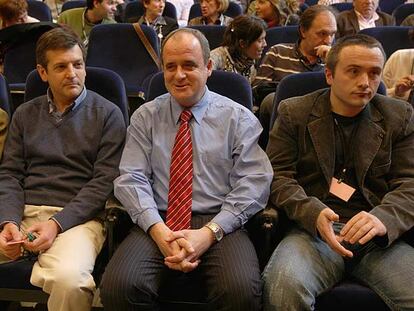 Joseba Egibar, entre Jon Jauregi (a su derecha) y Ramon Sarasua, miembro de la dirección guipuzcoana, durante la asamblea de ayer.