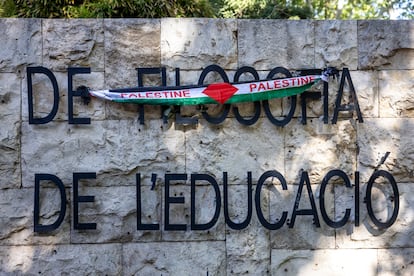 Una bandera de Palestina colocada en el cartel de la facultad de Filosofía y Ciencias de la Educación de la Universitat de València este jueves.