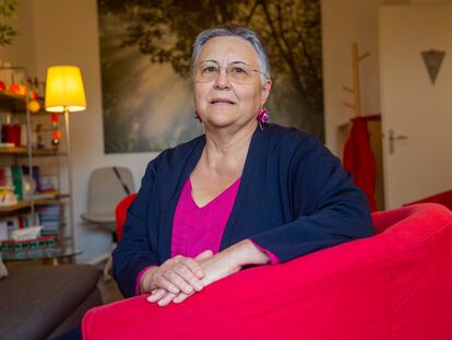 Cristina Sans, víctima de abusos sexuales en la infancia por parte del párroco de su barrio, en su despacho a las afuera de Burdeos, Francia.