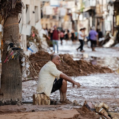 -FOTODELDIA- PAIPORTA (VALENCIA), 31/10/2024.- Un hombre observa los da?os causados por las inundaciones en la localidad de Paiporta, Valencia, este jueves. La Comunitat Valenciana intenta recuperarse de la peor dana del siglo en Espa?a, que ha dejado casi un centenar de muertos en esa regin, adems de un inmenso escenario de da?os en carreteras, calles e infraestructuras de numerosas localidades. EFE/ Biel Ali?o
