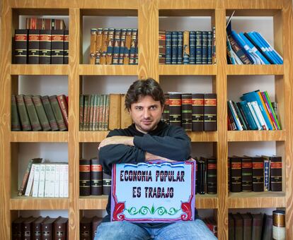 Juan Grabois, referente del Movimiento de Trabajadores Excluidos (MTE), posa tras la entrevista con EL PAÍS en su oficina de Buenos Aires, el 10 de noviembre de 2022.