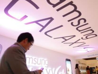 Una persona prueba un smartphone de Samsung durante un evento de la compa&ntilde;&iacute;a.