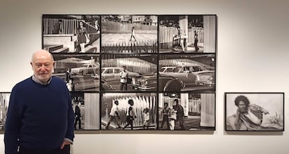 Paolo Gasparini junto a algunas de sus fotografías. A la derecha la que el llama 'El faquir de la torre Capriles'.