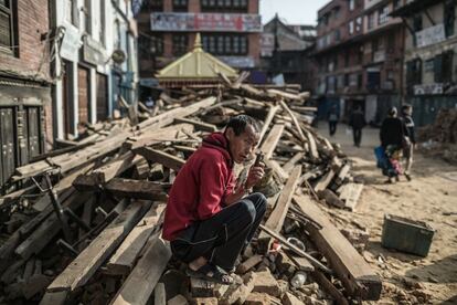 Debido a la destrucción y a las innumerables réplicas del terremoto, más de 2,8 millones de personas están viviendo a la intemperie, entre los escombros, en Nepal. La necesidad de cobijo es una de las prioridades básicas para estas personas que lo han perdido todo.