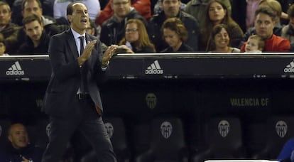 El entrenador del Valencia, Salvador Gonz&aacute;lez Voro, ante el Real Madrid.