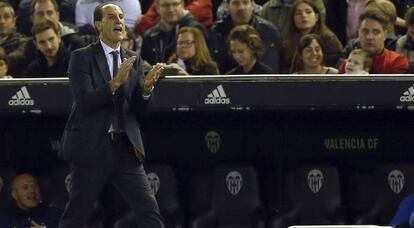 El entrenador del Valencia, Salvador González Voro, ante el Real Madrid.