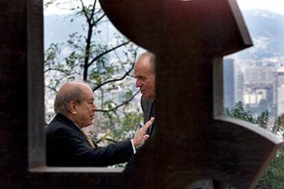 Jordi Pujol y el Rey conversaron ayer durante unos quince minutos en un aparte de los otros invitados ante la escultura <i>Puerta de la </i><i>libertad,</i> de Chillida.