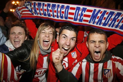 Aficionados del Atlético muestran su júbilo en Neptuno minutos después de concluir el partido.