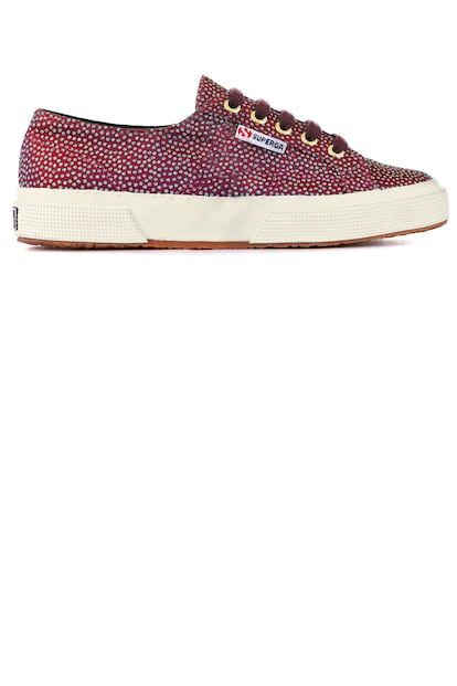 Rojas con pequeños lunares. Son de Superga (79 euros).