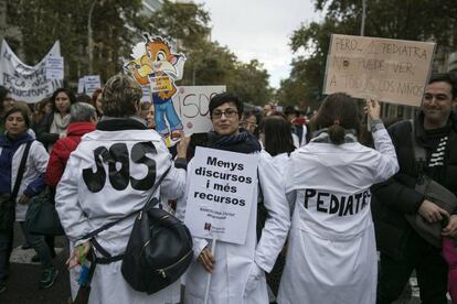 Alguns pediatres també han sortit al carrer. Nayra Dopazo que treballa al CAP Vila Olímpica de Barcelona n'és una. “Moltes vegades es cobreixen les places per metges de família, i això empitjora l'atenció als infants”, assenyala.