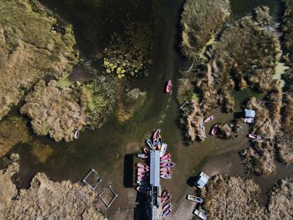 Vista aérea de un embarcadero del lago Titicaca. No hay cifras precisas de cuántas embarcaciones hay, porque existe mucha informalidad. Pero se estima que son 1.675.