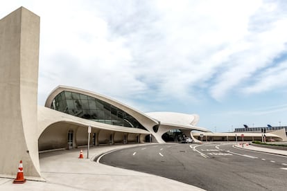 El emblemático edificio de la antigua terminal de la ya desaparecida línea aérea TWA en el aeropuerto JFK de Nueva York, inaugurado en 1962 y proyectado por el arquitecto estadounidense de origen finlandés Eero Saarinen, reabrirá sus puertas el 15 de mayo convertido en un hotel 'boutique' con 512 habitaciones (desde 220 euros la noche) ambientadas en los años sesenta, cuando los aeropuertos eran lugares glamurosos y los Beatles lanzaban su 'Love Me Do'. Información y reservas: <a href="https://www.twahotel.com/" target="_blank">twahotel.com</a>