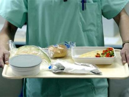 Preparación de las bandejas de comida para las anoréxicas en el hospital Gregorio Marañón.