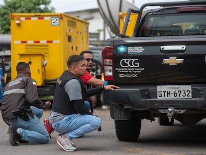 Policías realizan hoy un operativo en la sede del canal de televisión TC, donde encapuchados armados ingresaron y sometieron a su personal durante una transmisión en vivo, en Guayaquil (Ecuador). Agentes de la Policía Nacional de Ecuador han ingresado en las instalaciones del canal TC Televisión horas después de ser asaltado por un grupo de hombres fuertemente armados que interrumpieron la programación en vivo, amenazando con fusiles, granadas y explosivos a los empleados, y ha detenido al menos a trece personas.