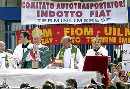 El cardenal Salvatore di Giorgio celebra ayer una misa para los trabajadores de Fiat a las puertas de la planta de Sicilia.