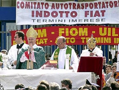 El cardenal Salvatore di Giorgio celebra ayer una misa para los trabajadores de Fiat a las puertas de la planta de Sicilia.