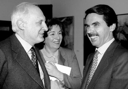 José María Aznar conversa con José Pedro Pérez-Llorca en un acto en Madrid, en mayo de 1994.
