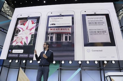 El CEO de Google, Sundar Pichai, habla de las Google Lens en la conferencia de desarrolladores Google I/O, en Mountain View, California.