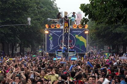 El músico brasileño, rodeado por miles de jóvenes, sobre la carroza en la que desfiló por la Gran Vía de Bilbao.