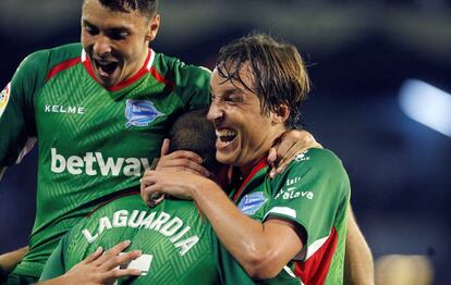 Tomás Pina, a la izquierda, celebra con sus compañeros el gol del Alavés en Vigo.