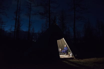 Con el anochecer, los termómetros se desploman hasta los 40 bajo cero, una temperatura que provoca un elevado consumo de madera para sobrevivir. Danajav Gambosed y su mujer, en el interior del tipi que habitan.