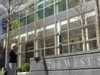 Ejecutivos entrando a la sede de Goldman Sachs en 200 West Street de Nueva York