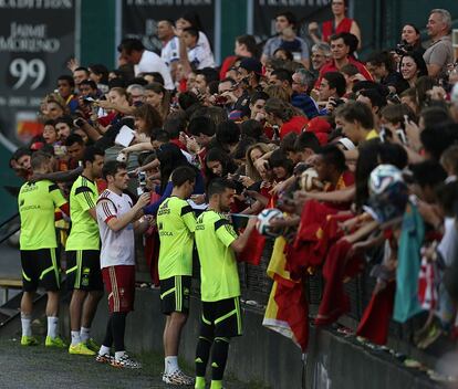 Los jugadores de la selección firman a los aficionados a la conclusión del entrenamiento