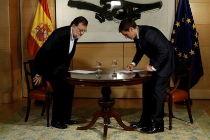 Mariano Rajoy y el presidente de Ciudadanos, Albert Rivera, en una reunión en el Congreso de los Diputados en agosto de 2016.