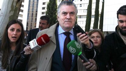 Bárcenas sale de los juzgados de Plaza de Castilla, el pasado mayo.