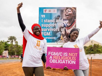 Dos activistas de Gambia celebran la votación del Parlamento contra la despenalización de la mutilación genital femenina, en Banjul el 15 de julio