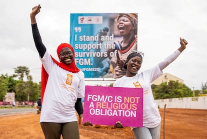 Dos activistas de Gambia celebran la votación del Parlamento contra la despenalización.