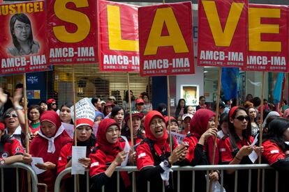 Hong Kong, China. Inmigrantes indonesios se han manifestado por las calles de la ciudad china para protestar por sus condiciones laborales y reclamar mejores salarios.