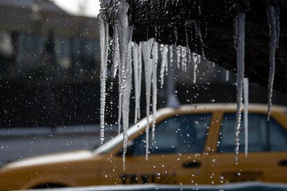 Agua congelada en una fuente en Saltillo, (Estado de Coahuila), el 24 de diciembre.