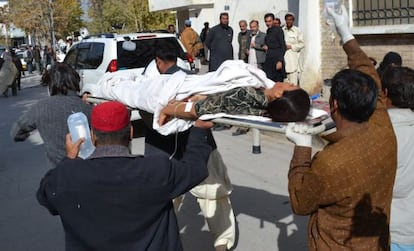 Uno de los heridos en un ataque contra miembros de un equipo de vacunaci&oacute;n contra la polio, en la ciudad paquistan&iacute; de Queta, es trasladado al hospital. 