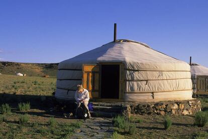 Una mujer escribe notas a la entrada de una 'ger' en el desierto Gobi (Mongolia).