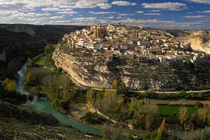 Las casas de Jorquera (Albacete) se aferran al escarpado paisaje que dibuja el sinuoso recorrido del río Júcar.