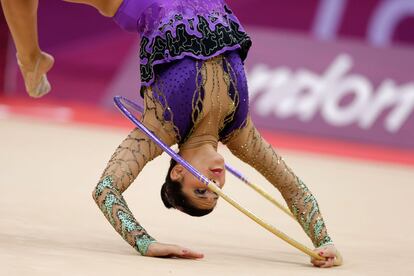 A pesar de ser una de las gimnastas más veteranas, Julie Zetlin sigue sorprendiendo sobre la pista. La estadounidense lució durante sus ejercicios un traje donde el morado y el dorado eran los protagonistas.