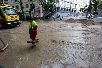 En la imagen, trabajadores del servicio de limpieza en la calle Antonio López.
