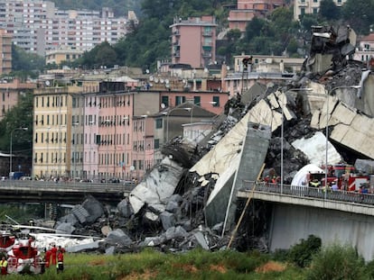 Vista del puente que se ha derrumbado en Génova (Italia) este martes.