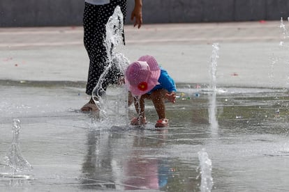 Una niña se refresca en una fuente de chorros del parque Santander de Madrid este miércoles.