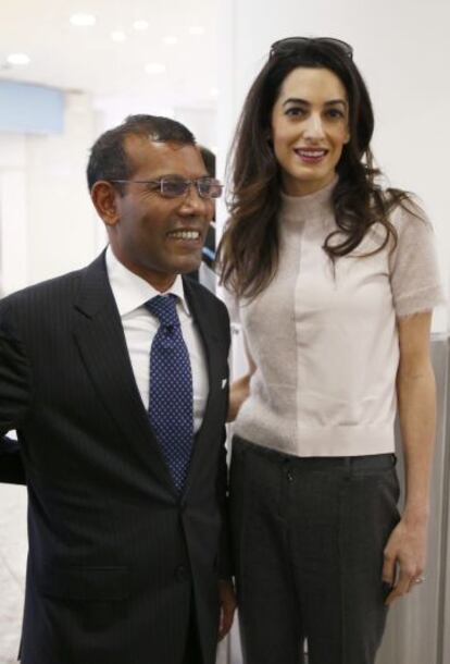 Amal Clooney recibe a Mohamed Nasheed en Londres tras su llegada para una intervención médica en enero.