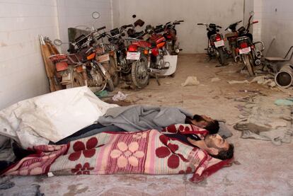 Los cuerpos de dos víctimas yacen en un garaje después de un supuesto ataque con armas químicas por parte del régimen sirio en la localidad de Jan Sheijun.