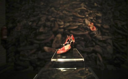 Uno de los zapatos que se ven en la exposici&oacute;n sobre Auschwitz.