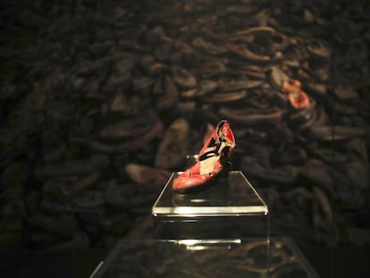 Uno de los zapatos que se ven en la exposici&oacute;n sobre Auschwitz.