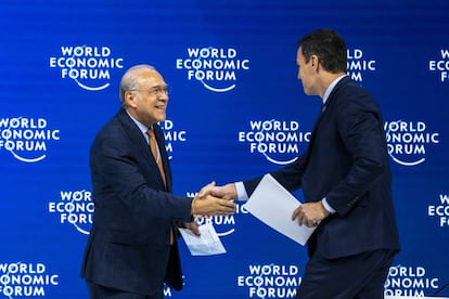 Sánchez saluda al secretario general de la OCDE, Ángel Gurría, en una imagen de archivo.