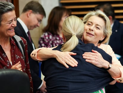 La presidenta de la Comisión Europea, Ursula von der Leyen, es recibida por la comisaria europea de Asociaciones Internacionales, Jutta Urpilainen, y la comisaria europea de Competencia, Margrethe Vestager (a la izquierda), este miércoles en Bruselas.