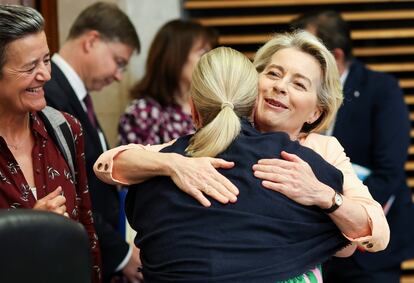 La presidenta de la Comisión Europea, Ursula von der Leyen, es recibida por la comisaria europea de Asociaciones Internacionales, Jutta Urpilainen, y la comisaria europea de Competencia, Margrethe Vestager (a la izquierda), este miércoles en Bruselas.