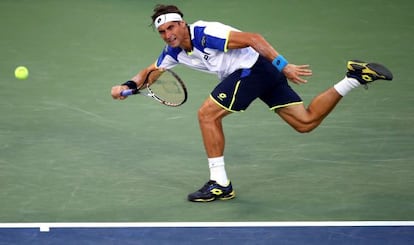 David Ferrer golpea ante Kyrgios en Flushing Meadows.