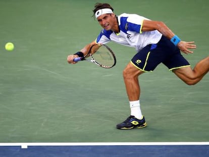 David Ferrer golpea ante Kyrgios en Flushing Meadows.